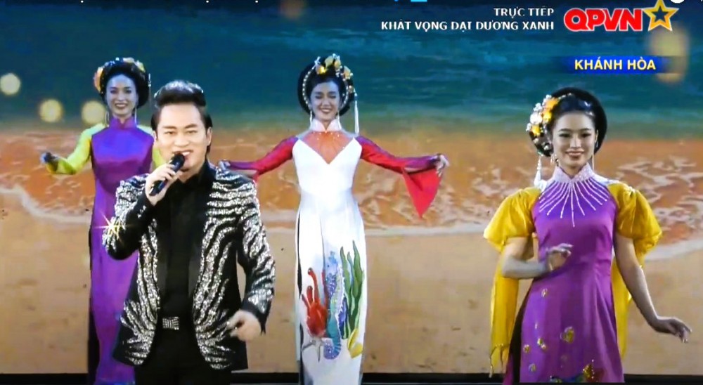 Ca sĩ Tùng Dương hát ca khúc về biển đảo và phần trình diễn áo dài của các người mẫu trong chương trình. Ảnh chụp từ màn hình.