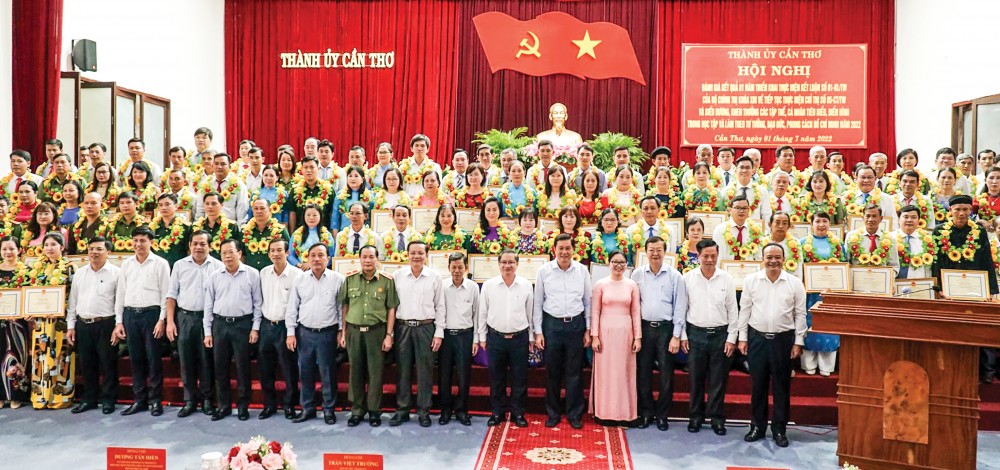 Lãnh đạo thành phố chụp hình lưu niệm với các tập thể và cá nhân có thành tích xuất sắc trong học tập và làm theo Bác. Ảnh: ANH DŨNG