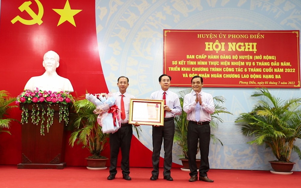 Đảng bộ, chính quyền và nhân dân huyện Phong Điền vinh dự đón nhận Huân chương Lao động Hạng Ba của Chủ tịch nước.