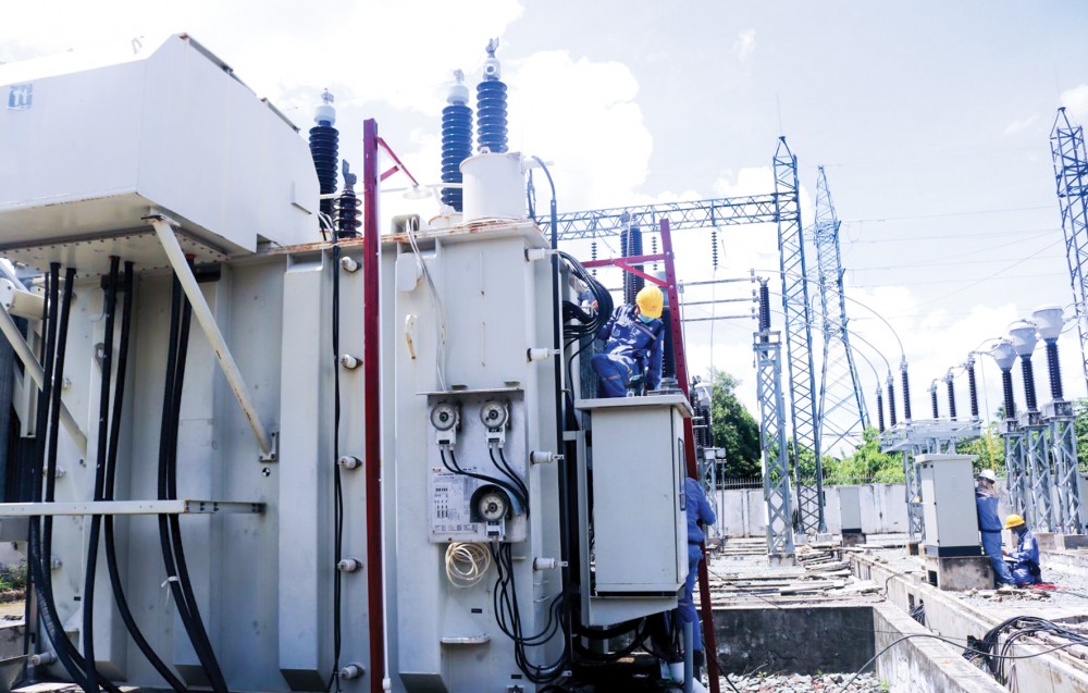 Cán bộ, công nhân ngành điện kiểm tra hoạt động vận hành của các thiết bị, máy móc tại một trạm biến áp trên địa bàn quận Cái Răng.