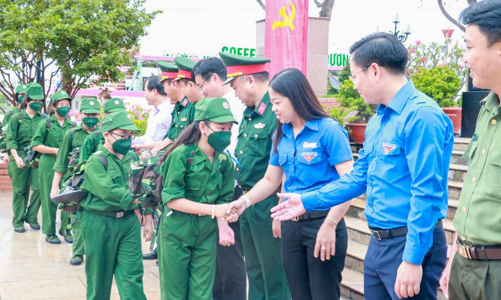 Các đại biểu động viên học viên tham gia chương trình “Học kỳ trong Quân đội”.