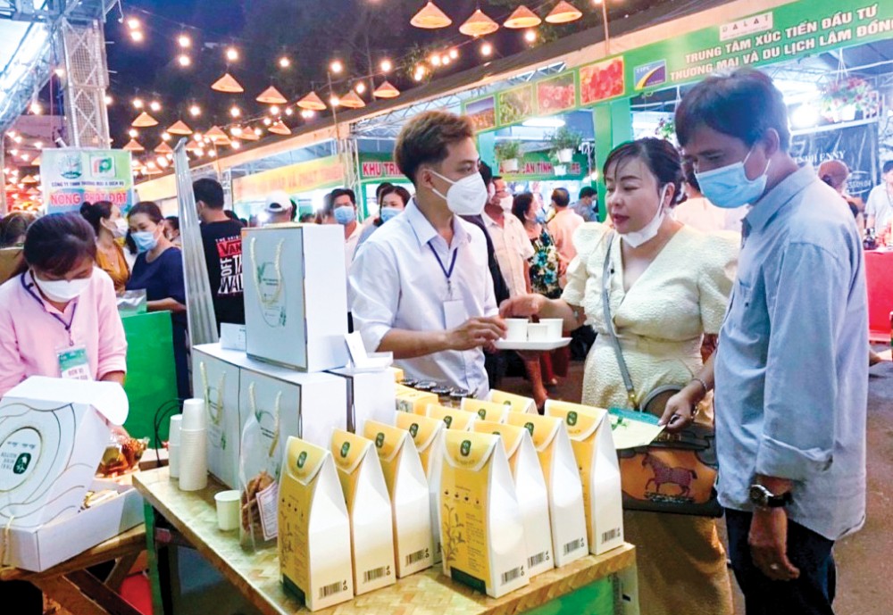 Công ty Thái Minh Nguyên, tỉnh An Giang giới thiệu các sản phẩm trà kim ngân hoa tại một hội chợ ở tỉnh An Giang.