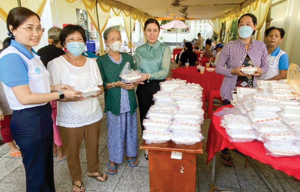Hội LHPN phường An Bình tặng bún chay cho những người đến khám bệnh ngày 25-6 vừa qua. Ảnh: địa phương cung cấp