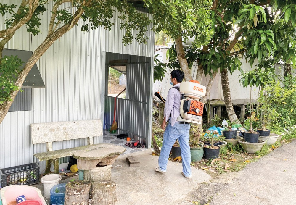 Quyết liệt ngăn dịch sốt xuất huyết bùng phát Phun hóa chất diệt muỗi bằng máy đeo vai tại nhà dân ở xã Trung Thạnh, huyện Cờ Đỏ. Ảnh: CTV