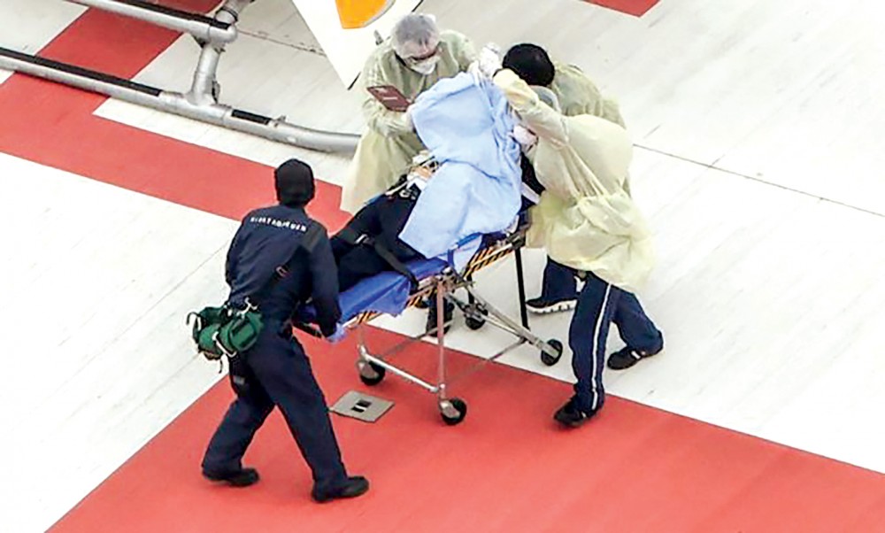 Cựu Thủ tướng Abe khi được đưa lên trực thăng cấp cứu. Ảnh: AFP