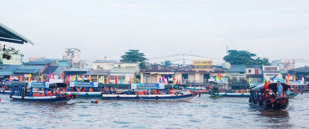 Hoạt động diễu hành ghe tàu trong Ngày hội Du lịch Văn hóa chợ nổi Cái Răng 2019.