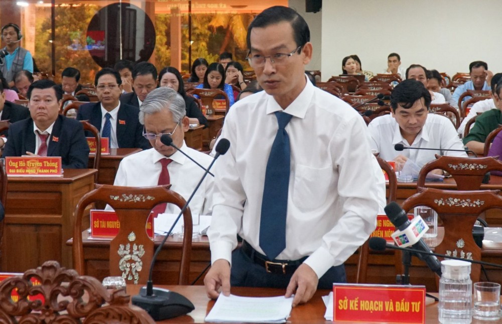 Ông Lê Thanh Tâm, Giám đốc Sở Kế hoạch và Đầu tư thành phố trả lời chất vấn.