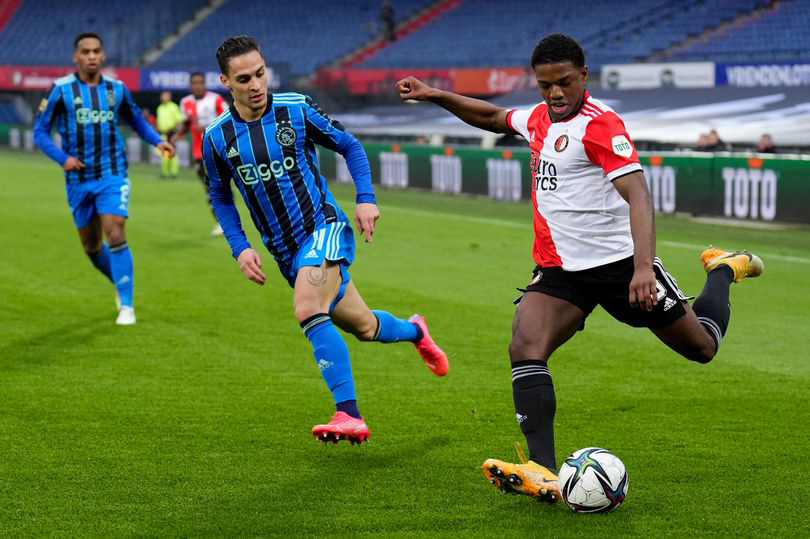 Hậu vệ Malacia (phải) hồi còn khoác áo Feyenoord. Ảnh: Reuters