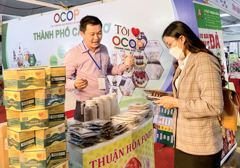 Thành phố thường xuyên quan tâm xúc tiến, mở rộng thị trường cho doanh nghiệp, cơ sở sản xuất. Ảnh chụp tại hội chợ “Tuần lễ OCOP và các sản phẩm Tinh hoa hàng Việt Nam năm 2022”.