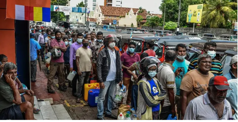 Người dân Sri Lanka xếp hàng chờ mua nhiên liệu. Ảnh: NYT