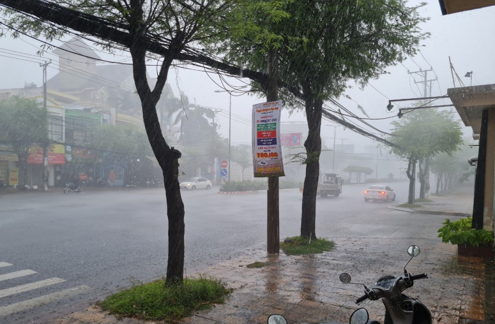 Những ngày qua, mưa lớn kèm theo gió mạnh xuất hiện nhiều tại TP Cần Thơ (ảnh chụp tại quận Ninh Kiều).