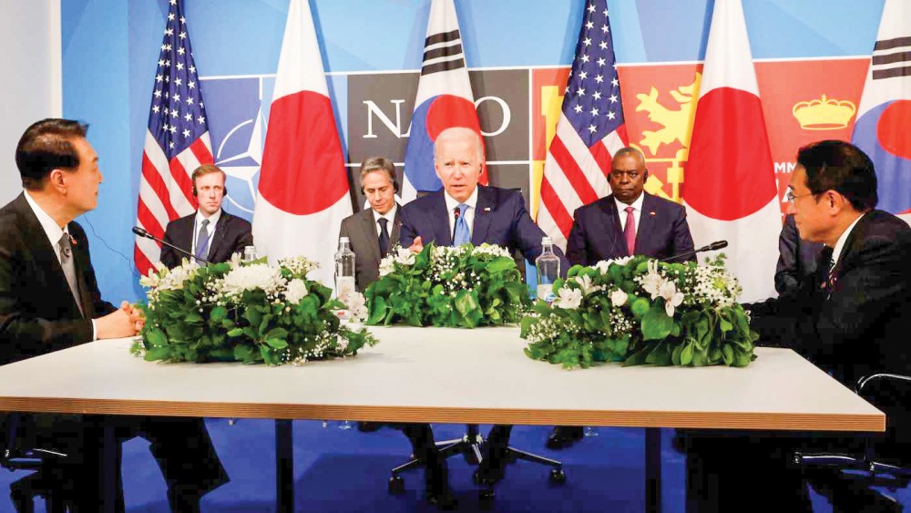 Tổng thống Hàn Quốc Yoon (trái) cùng Tổng thống Mỹ Biden và Thủ tướng Nhật Kishida tại cuộc họp bên lề thượng đỉnh NATO hồi tháng 6. Ảnh: Getty Images