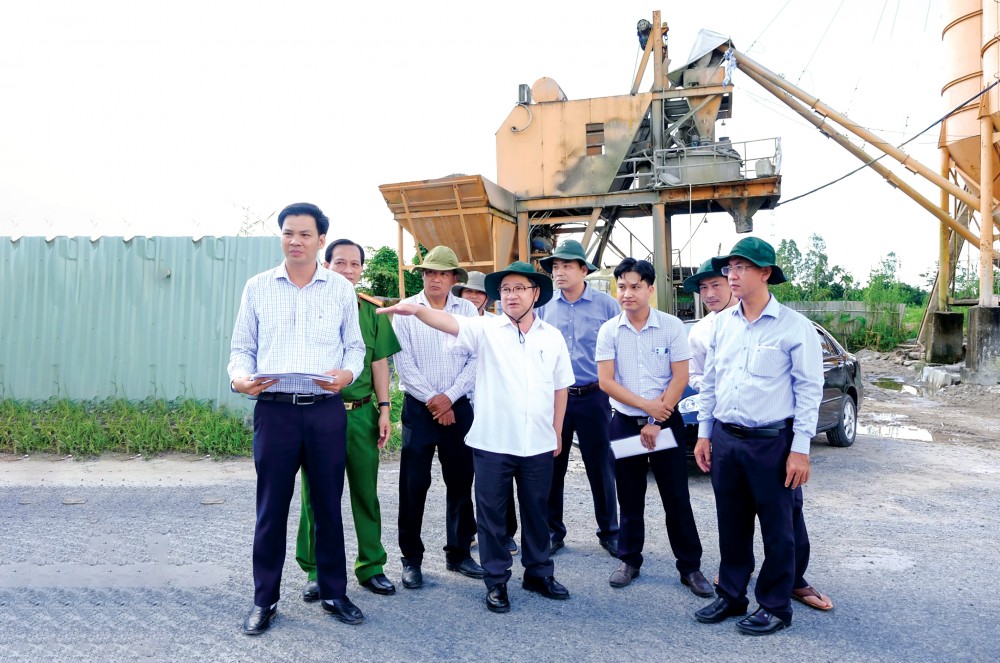Chủ tịch UBND TP Cần Thơ Trần Việt Trường (hàng đầu, thứ 2 từ trái sang) kiểm tra đường dẫn cầu Vàm Xáng, huyện Phong Điền.