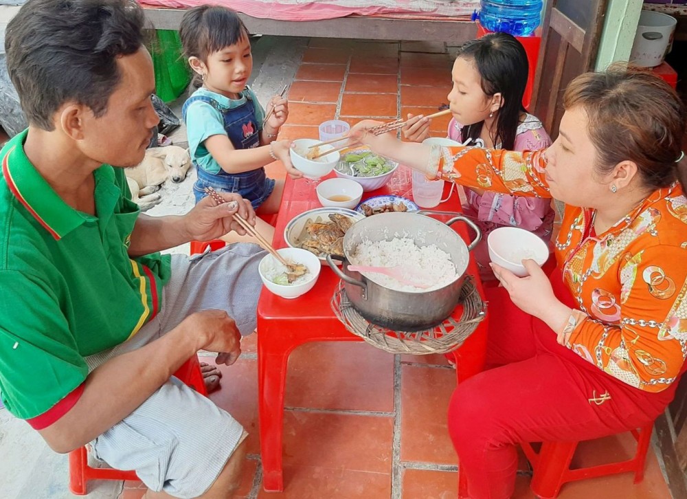 Nhiều gia đình linh hoạt, tổ chức bữa cơm đảm bảo dinh dưỡng cho các thành viên dù vật giá leo thang.