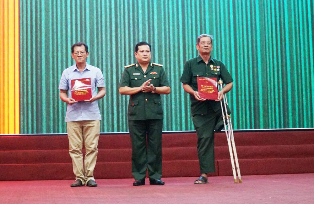 Đại tá Chiêm Thống Nhất, Ủy viên Ban Thường vụ Thành ủy, Chỉ huy trưởng Bộ CHQS thành phố trao sổ tiết kiệm cho các thương binh.