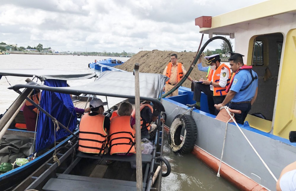 Đoàn liên ngành ĐTNĐ kiểm tra, lập biên bản đối với người điều khiển phương tiện thô sơ chở khách du lịch lưu thông trên sông Cần Thơ.