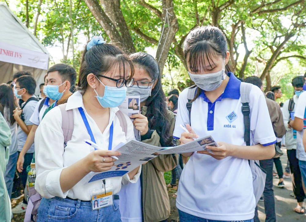 Sinh viên Trường Đại học Cần Thơ tại Ngày hội việc làm do Khoa Công nghệ thông tin và Truyền thông tổ chức.