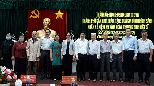 Thắm đượm nghĩa tình