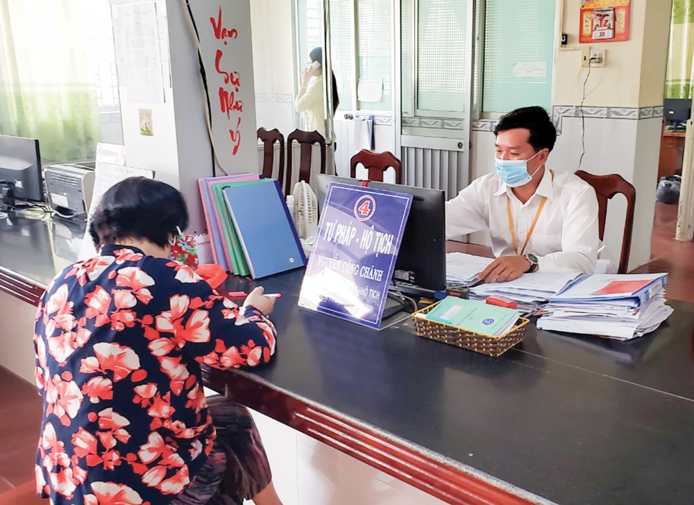 Người dân thực hiện TTHC tại UBND phường Châu Văn Liêm, quận Ô Môn.