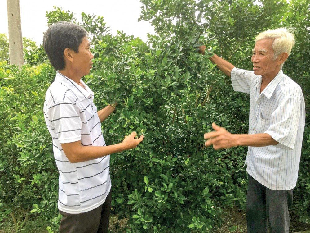 Chú Võ Văn Điệp (bên phải).