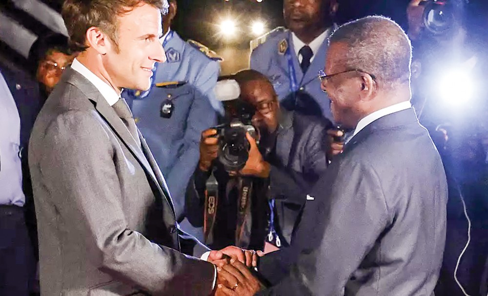 Nga và phương Tây giành ảnh hưởng ở châu Phi Thủ tướng Cameroon Joseph Dion Ngute (phải) chào đón nhà lãnh đạo Pháp Macron ngày 25-7. Ảnh: Getty Images
