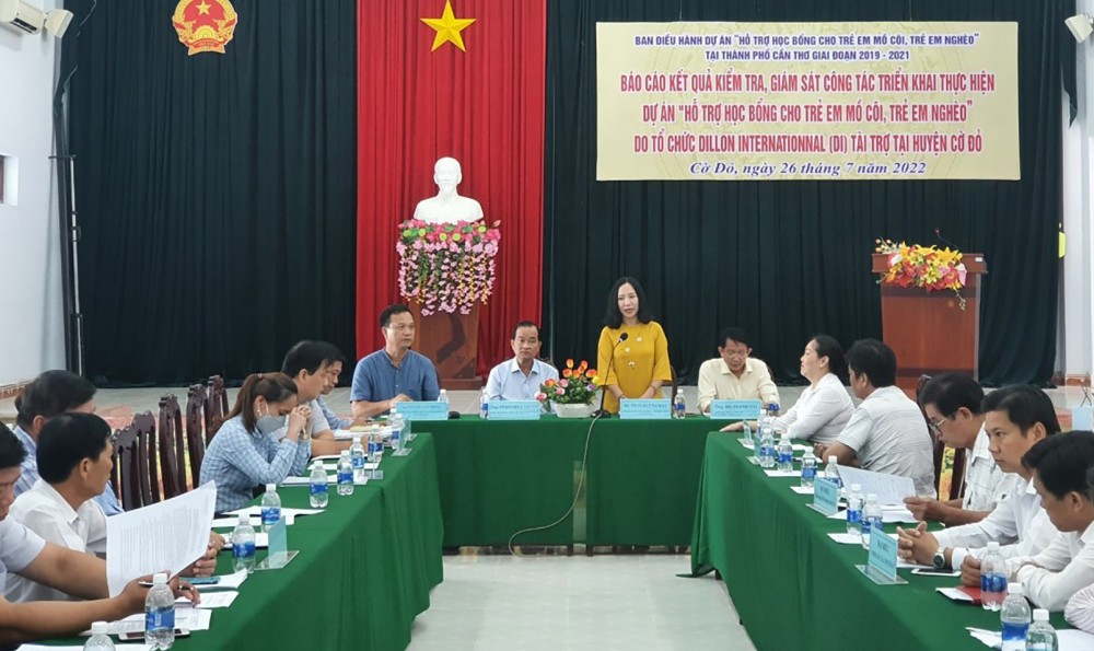 Nâng cao hiệu quả Dự án “Hỗ trợ học bổng cho trẻ em mồ côi, trẻ em nghèo tại TP Cần Thơ” Bà Phan Quỳnh Dao phát biểu tại cuộc họp ở huyện Cờ Đỏ.