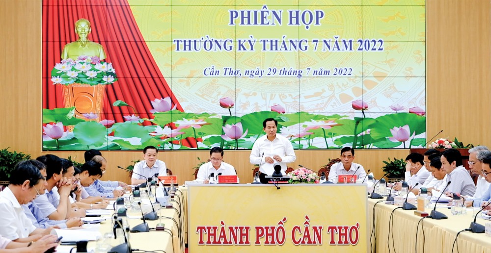 Đồng chí Lê Quang Mạnh, Ủy viên Trung ương Đảng, Bí thư Thành ủy, Trưởng Đoàn đại biểu Quốc hội TP Cần Thơ, phát biểu chỉ đạo tại phiên họp. Ảnh: T. TRINH