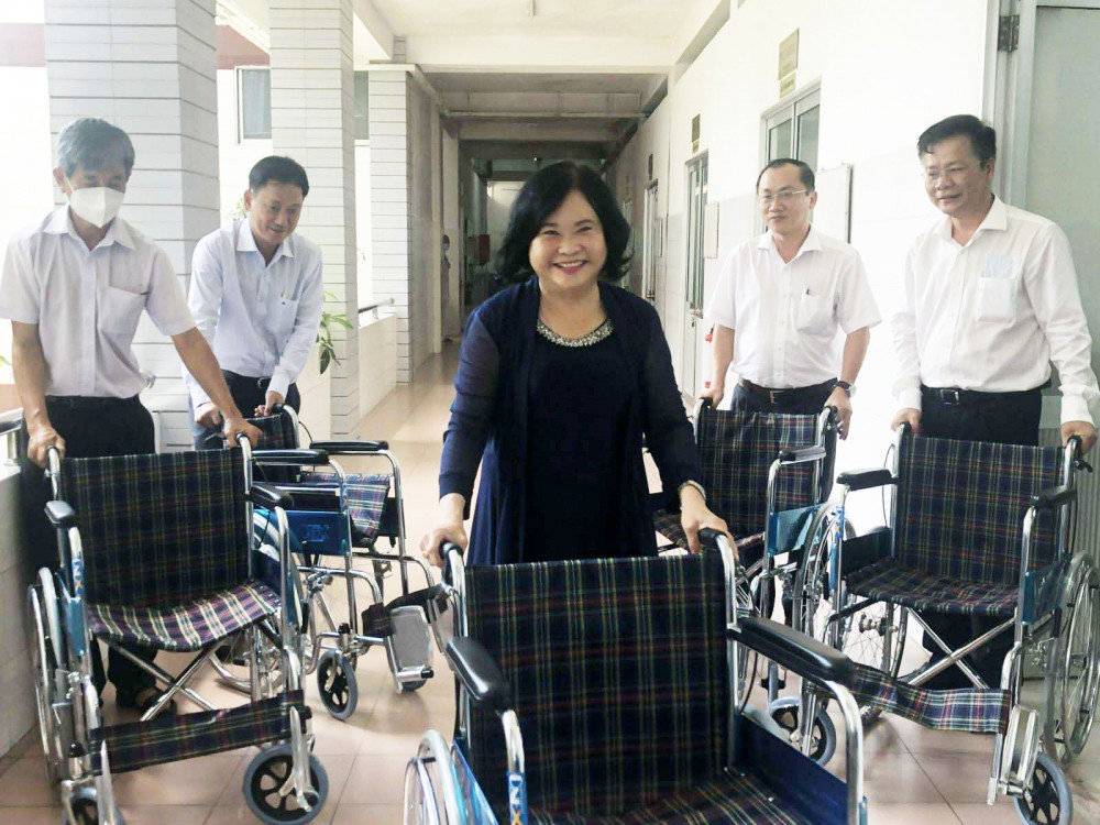 40 xe lăn được Hội Bảo trợ bệnh nhân nghèo TP Cần Thơ cùng đại diện nhà tài trợ trao cho 3 bệnh viện.