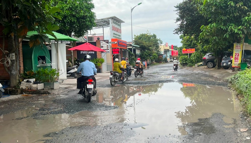 Đường dân sinh không bảo đảm an toàn giao thông Trên đường dân sinh cầu Ấp Mỹ có nhiều hố sâu, không đảm bảo an toàn cho người tham gia giao thông.