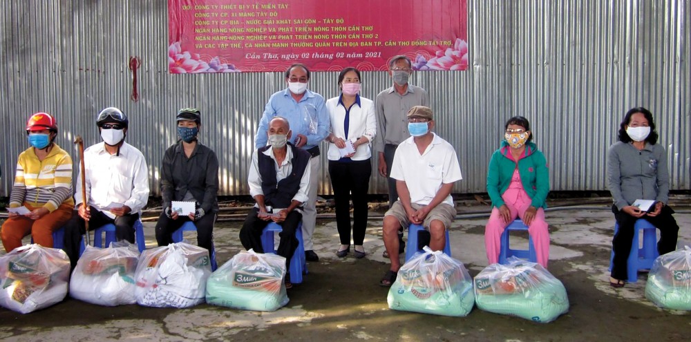 Điểm tựa của người mù Hội Người mù thành phố tích cực vận động các tổ chức, nhà hảo tâm nhiều phần quà tặng hội viên nghèo vơi bớt khó khăn trong cuộc sống.