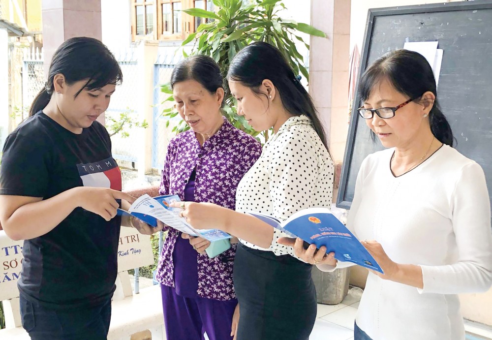 Hội LHPN quận Cái Răng tuyên truyền Luật Phòng, chống bạo lực gia đình và Luật Phòng, chống mua bán người cho hội viên. 