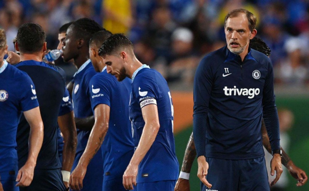 HLV Tuchel (phải) không hài lòng về chất lượng đội hình Chelsea. Ảnh: Getty Images