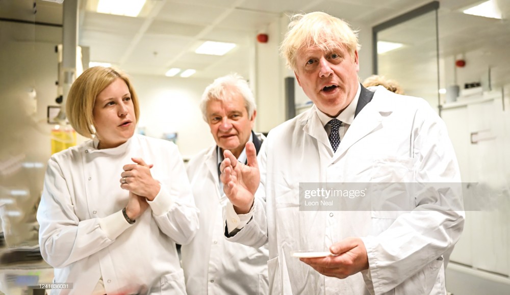 Thủ tướng Johnson thăm Viện Crick Francis, cơ quan đầu não quốc gia về nghiên cứu y sinh.