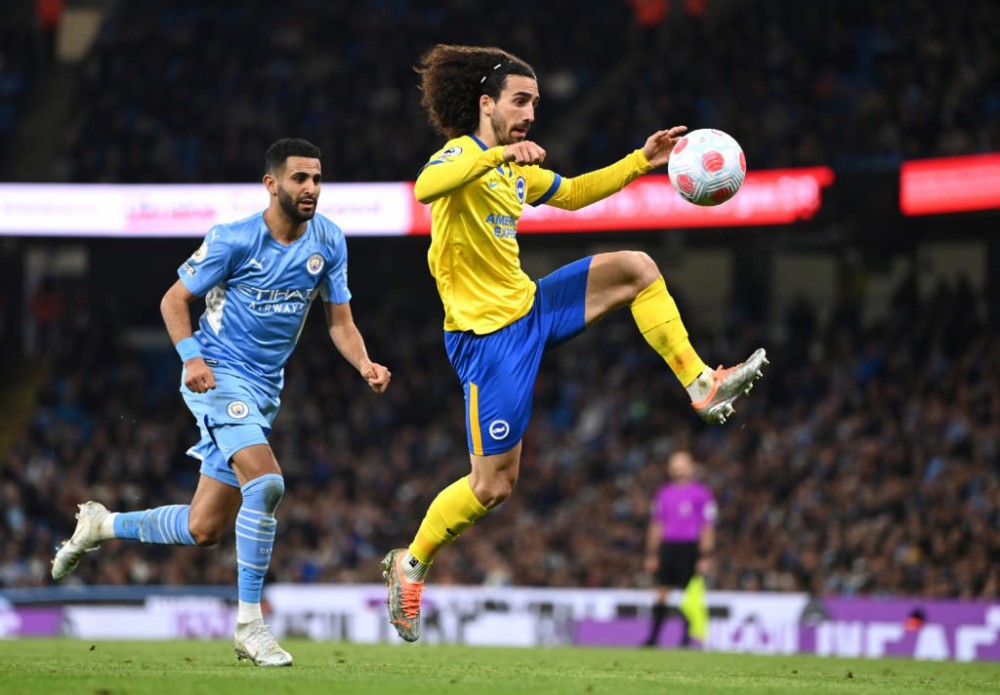 Cucurella (phải) trong một lần chạm trán Manchester City. Ảnh: Getty Images