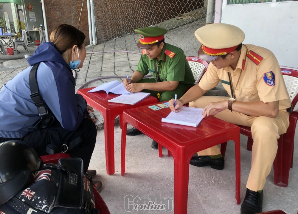 CSGT-TT Công an quận Ô Môn lập biên bản vi phạm hành chính đối với người điều khiển xe trên đường Tôn Đức Thắng.