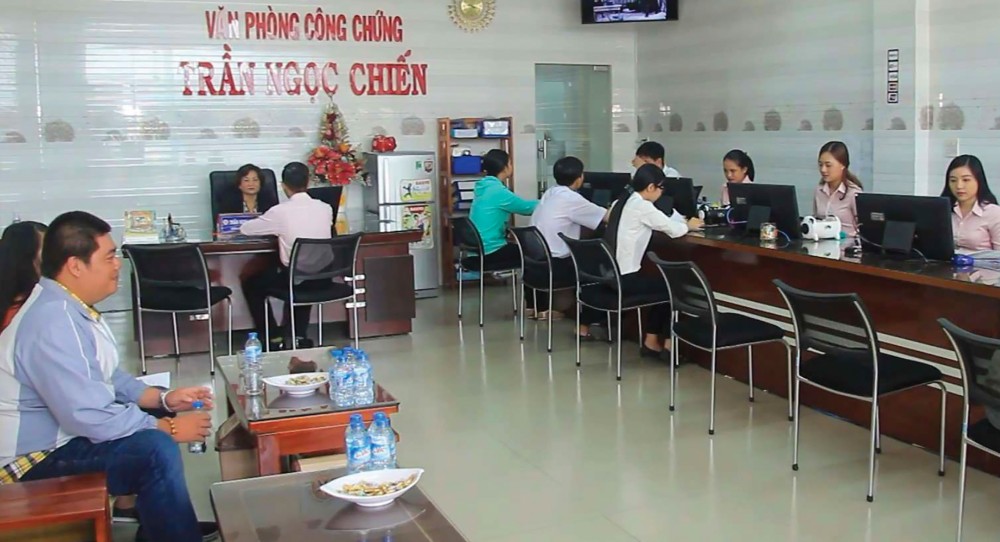 Người dân làm hợp đồng chuyển nhượng quyền sử dụng đất tại Văn phòng Công chứng Trần Ngọc Chiến, ở quận Ninh Kiều, TP Cần Thơ. Ảnh: CTV