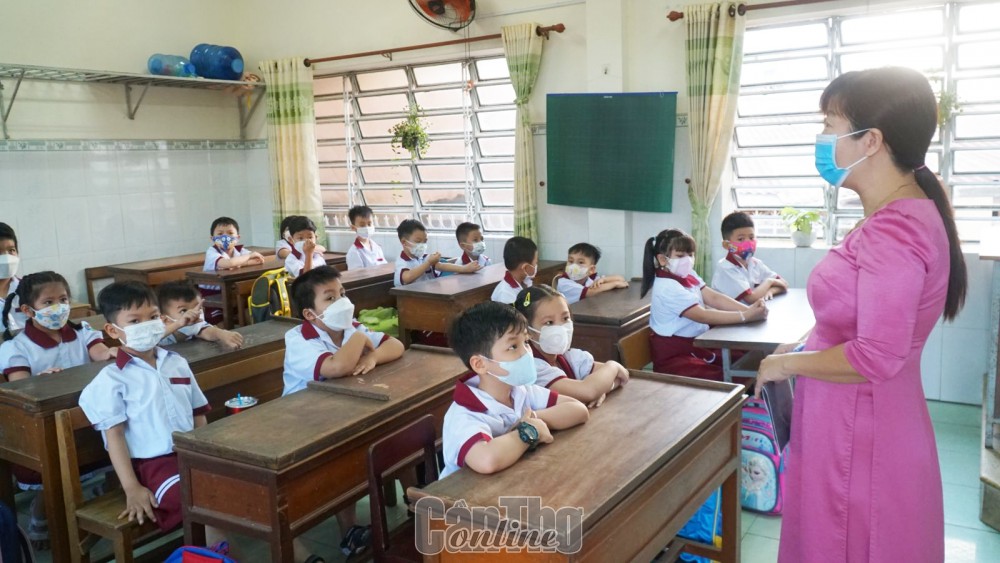 Giáo dục kỹ năng, giúp trẻ sẵn sàng vào lớp 1 Một buổi học của học sinh Trường Tiểu học Nguyễn Du, quận Ninh Kiều. Ảnh: B.NG