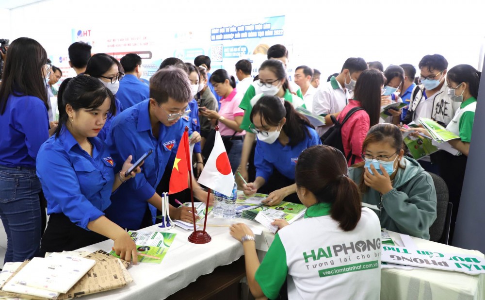 Lao động trẻ tìm hiểu các ngành nghề làm việc ở Nhật Bản, tại Trung tâm DVVL Thanh niên Cần Thơ.