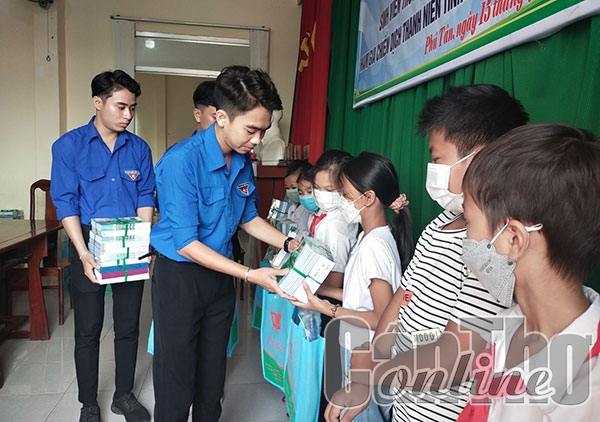 Tuổi trẻ Đại học Nam Cần Thơ chung tay xây dựng nông thôn mới và văn minh đô thị