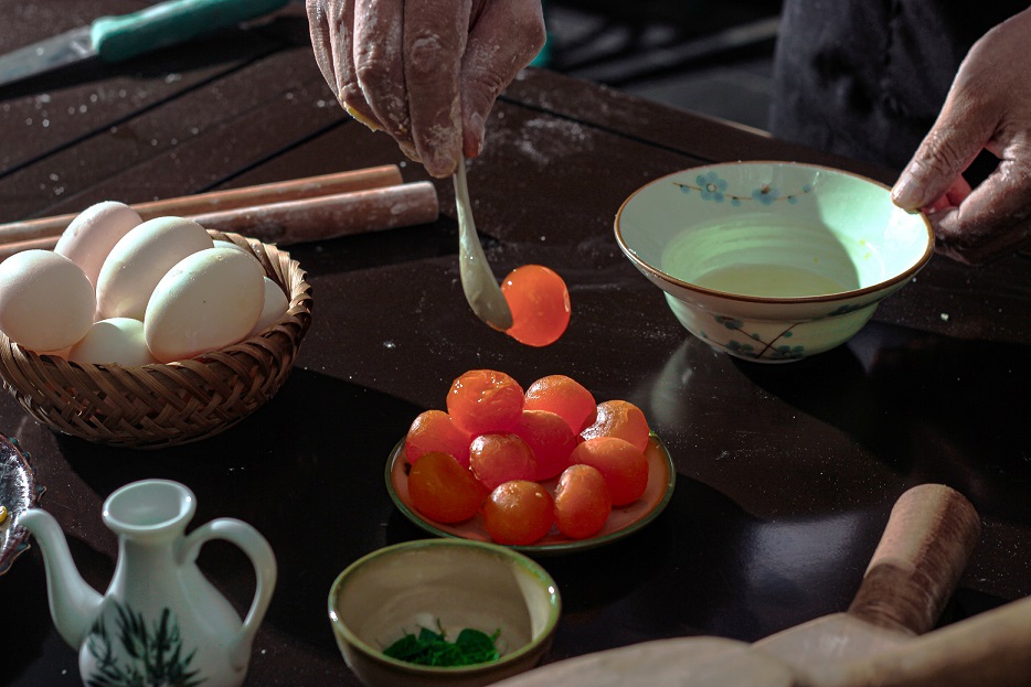 Almaz gói trọn tinh hoa ẩm thực Hà Thành với dòng bánh trung thu thủ công “Song Lân Khai Phúc”