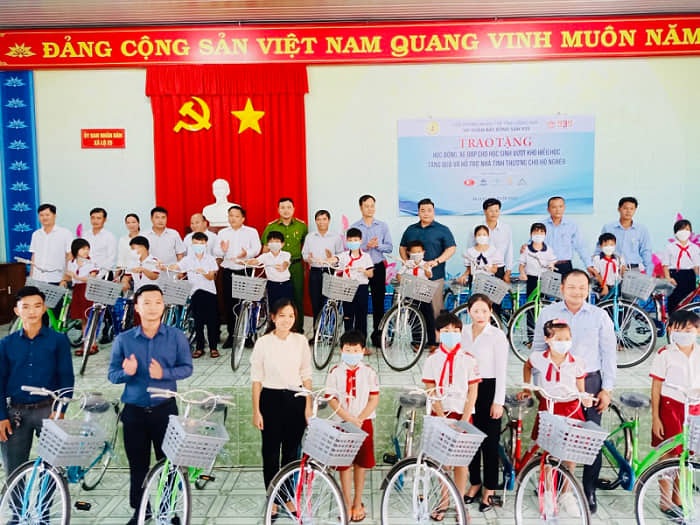 Tặng quà xe đạp cho học sinh nghèo huyện Tịnh Biên  Báo An Giang Online