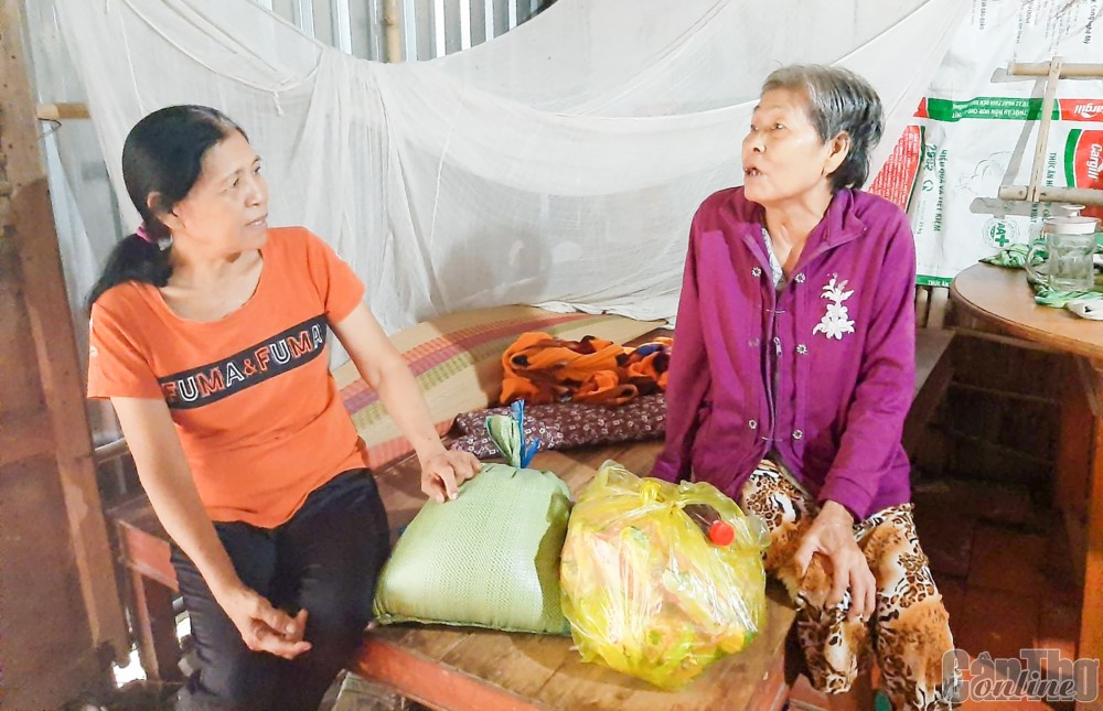 Bà Nguyễn Thị Tiếm (bên trái) đến thăm hỏi, tặng quà hộ neo đơn, bệnh tật.