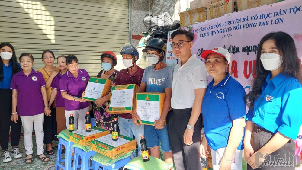 Câu lạc bộ thiện nguyện Nối vòng tay lớn tặng quà cho bà con có hoàn cảnh khó khăn.