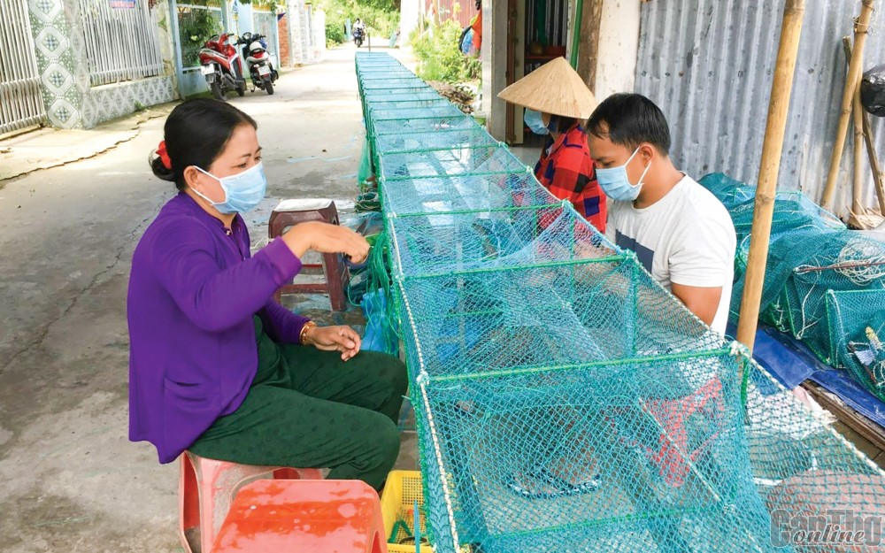 Nghề đan lú giúp nhiều hộ dân ở phường Thuận Hưng có việc làm, tăng thu nhập, phát triển kinh tế gia đình.