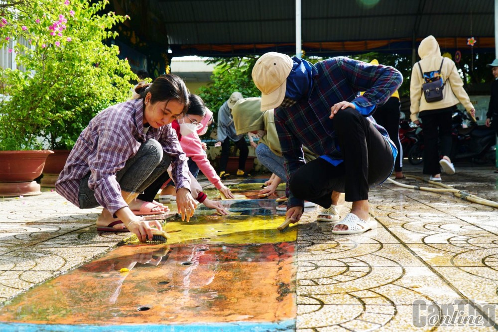 ĐVTN xã Mỹ Khánh tham gia vệ sinh, vẽ tranh ở Trường Mầm non Mỹ Phước.