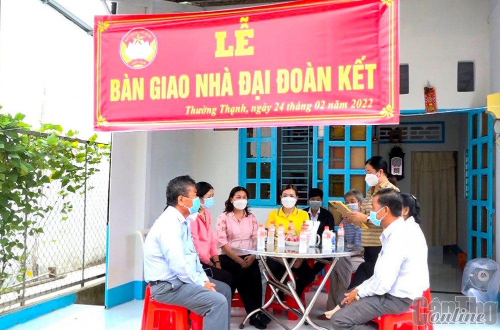 Những năm qua, việc xây nhà Đại đoàn kết tặng hộ nghèo ở phường Thường Thạnh không xảy ra tiêu cực. Trong ảnh: Lãnh đạo phường bàn giao nhà Đại đoàn kết cho ông Trần Văn Sơn, khu vực Thạnh Mỹ.