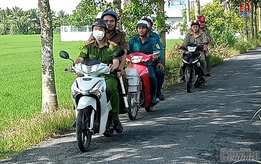 Công an xã Thạnh Thắng phối hợp quân sự và đội dân phòng tổ chức tuần tra trên địa bàn.