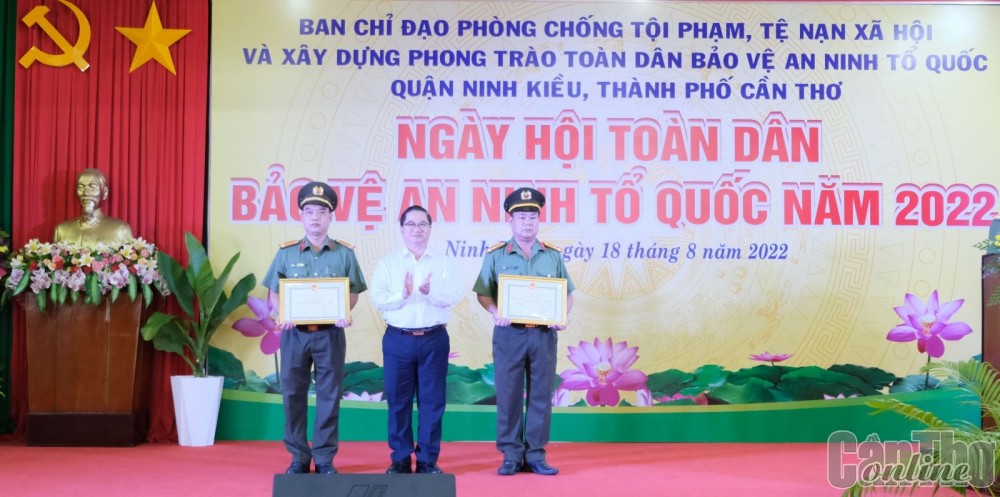 Chủ tịch UBND TP Cần Thơ Trần Việt Trường tặng Bằng khen UBND thành phố cho các tập thể, cá nhân tiêu biểu. Ảnh KIỀU CHINH