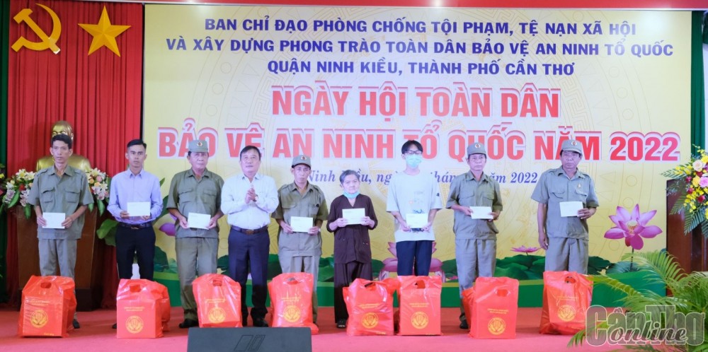 Lãnh đạo UBND quận Ninh Kiều tặng quà bảo vệ dân phố và người có hoàn cảnh khó khăn trên địa bàn. Ảnh KIỀU CHINH