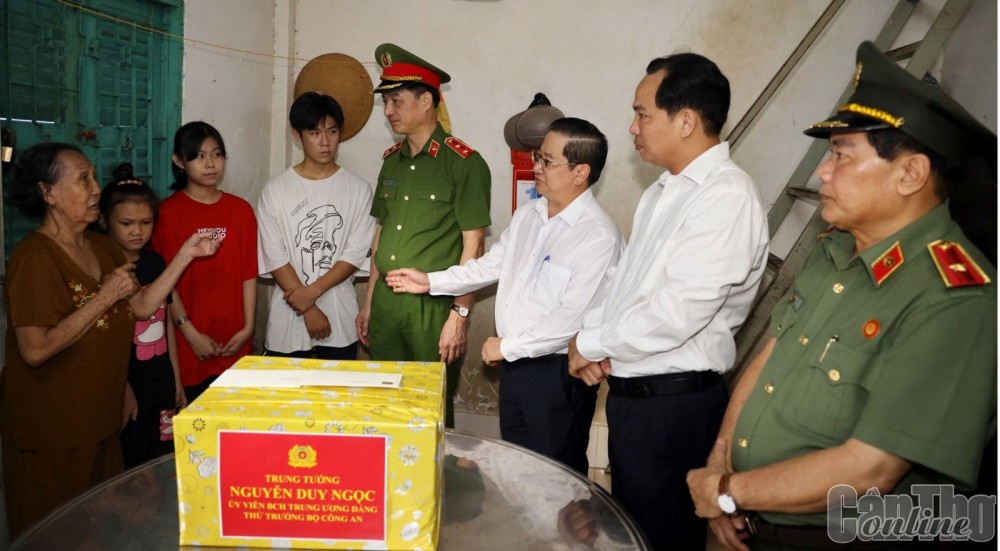Thứ trưởng Bộ Công an Nguyễn Duy Ngọc cùng lãnh đạo thành phố đến thăm và tặng quà cho trẻ mồ côi vì dịch COVID-19 ở phường Cái Khế. Ảnh KIỀU CHINH